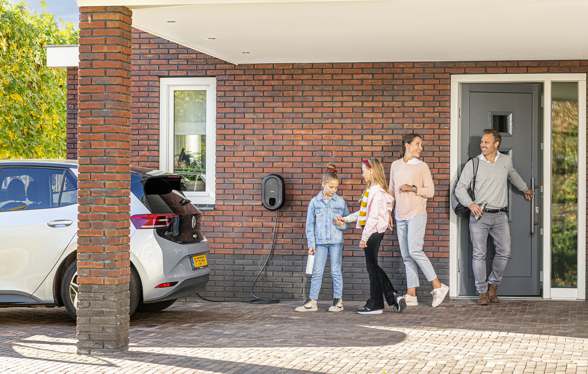 een man gebruikt laptop